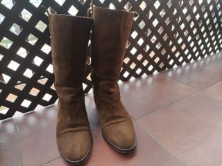 Botas altas piel vuelta marrón oscuro Vas de segunda mano por 30 EUR en  Santa Gertrudis de Fruitera en WALLAPOP