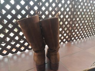 Botas altas piel vuelta marrón oscuro Vas de segunda mano por 30 EUR en  Santa Gertrudis de Fruitera en WALLAPOP