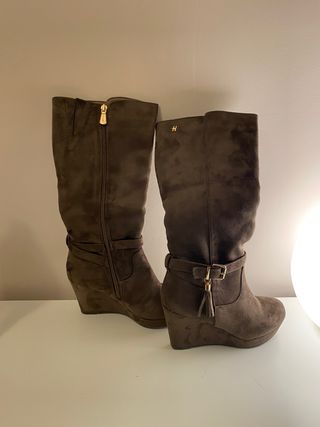 Botas cuña marrones de segunda mano por 5 EUR en Madrid en WALLAPOP