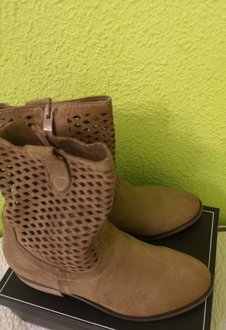 Botas troqueladas marrón de segunda mano por 20 EUR en Palencia en WALLAPOP