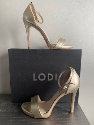 Sandalia Lodi dorada tacón número 39 de segunda mano por 55 EUR en  Valladolid en WALLAPOP