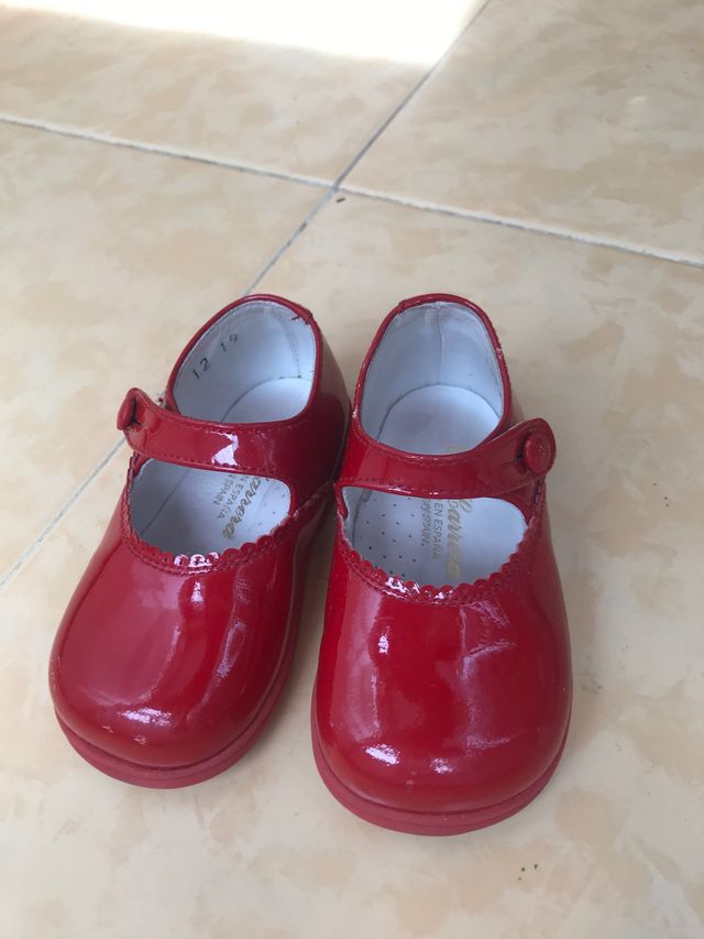 Zapato de bebé con suelo. Número 19