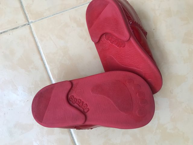 Zapato de bebé con suelo. Número 19