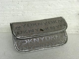 MONEDERO DKNY PLATA LOGO