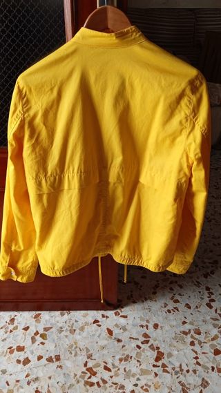 Chaqueta bomber amarilla de segunda mano por 13 EUR en Cazalla de la Sierra  en WALLAPOP