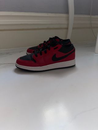 Nike Air Jordan 1 bajas rojas y negras de segunda mano por 75 EUR en  Talavera de la Reina en WALLAPOP