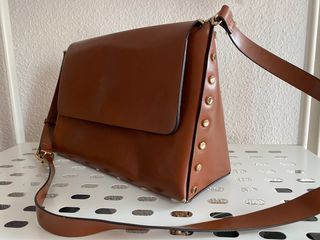 Bolso marrón piel Zara de segunda mano por 4 EUR en Fuenlabrada en WALLAPOP