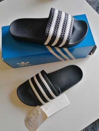 Chanclas Adidas Unisex (varias tallas) de segunda mano por 25 EUR en Sant  Fruitós de Bages en WALLAPOP
