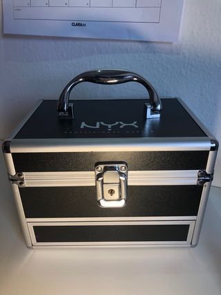 Maletín maquillaje NYX de segunda mano por 10 EUR en Getafe en WALLAPOP