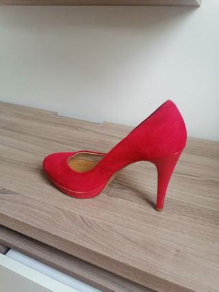 Zapatos rojos de tacón alto de segunda mano por 20 EUR en Hernani en  WALLAPOP