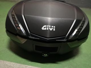 Maleta TOP CASE GIVI V47 NT +RESPALDO+PLATAFORMA de segunda mano por 170  EUR en Madrid en WALLAPOP