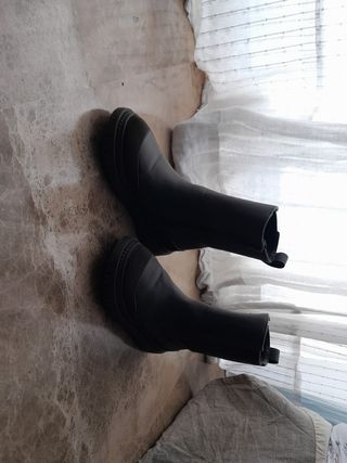 Botas verde militar zara de segunda mano por 25 EUR en Cuarte de Huerva en  WALLAPOP