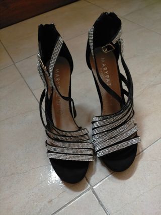 Zapatos tacón Marypaz negro y plata de segunda mano por 5 EUR en Torrejón  de Ardoz en WALLAPOP