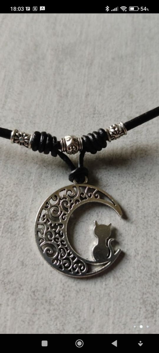 colgante gato en la luna