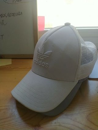 GORRA ADIDAS BLANCA ORIGINAL de segunda mano por 15 EUR en Vélez-Málaga en  WALLAPOP