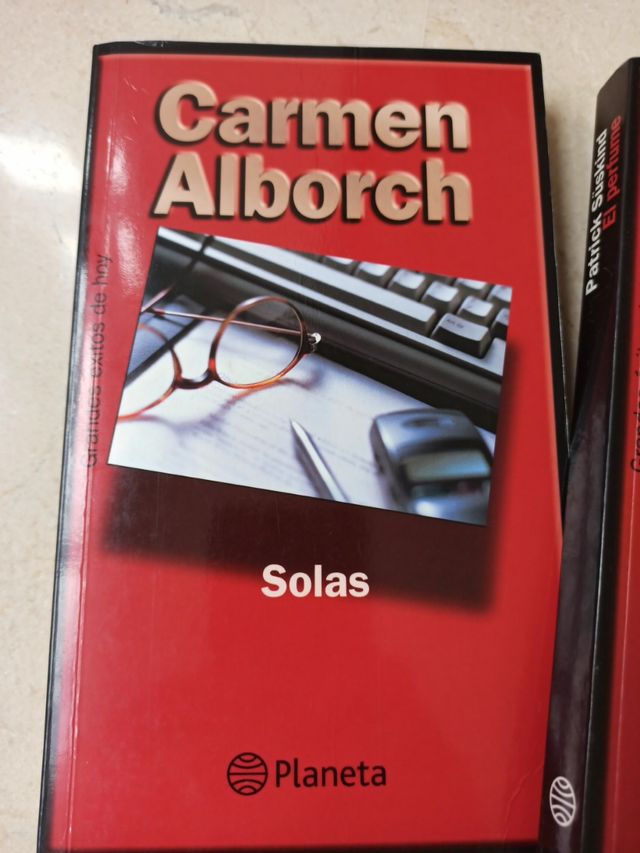 lote de dos libros, el perfume y solas.