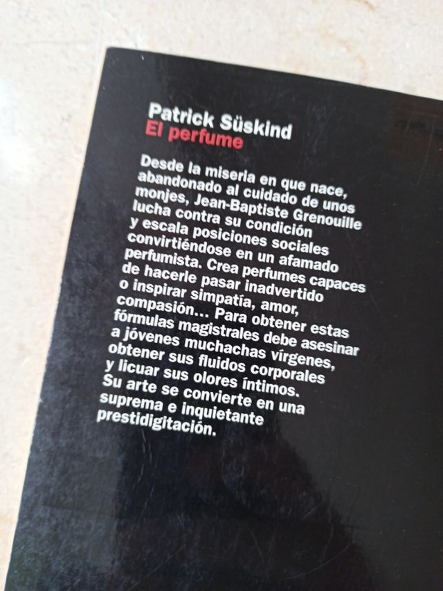 lote de dos libros, el perfume y solas.