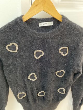 Zara blusa de pelos negra de corazones brillantes de segunda mano por 8 EUR  en Barcelona en WALLAPOP