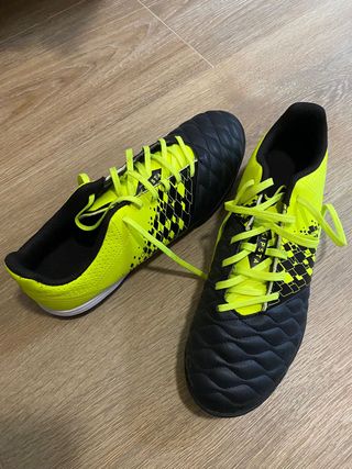 Zapatillas botas multitaco Kipsta futbol de segunda mano por 10 EUR en Tres  Cantos en WALLAPOP