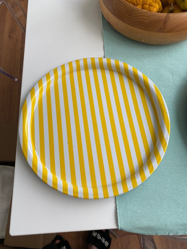 Vassoio giallo e bianco
