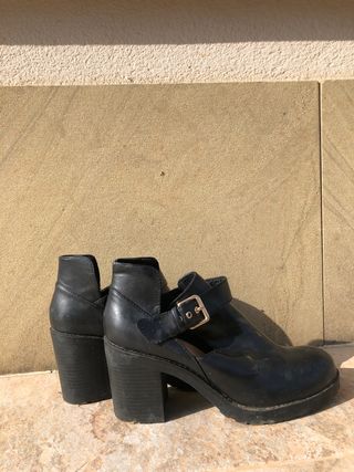 Zapatos de tacón de Pull and Bear de segunda mano por 7 EUR en Liencres en  WALLAPOP
