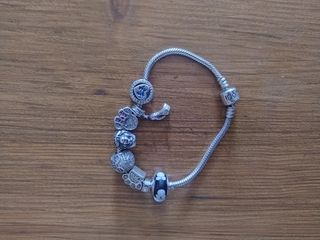 Pulsera Pandora con todos sus abalorios.