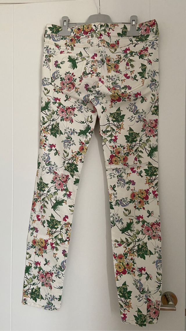 Pantalón estampado flores. Talla 36. Zara