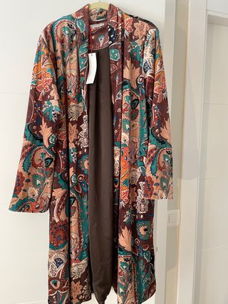 Chaqueta kimono estampado terciopelo de segunda mano por 25 EUR en Madrid  en WALLAPOP