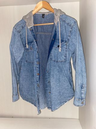 Chaqueta vaquera con gorro de sudadera mujer de segunda mano por 4 EUR en  Villablino en WALLAPOP