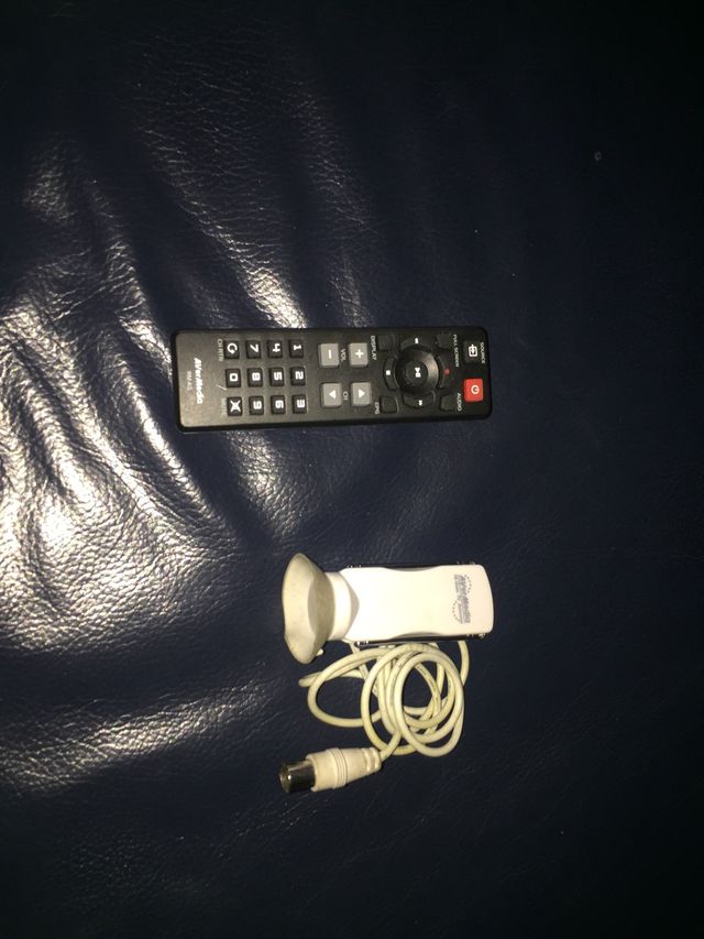 Antena y mando a distancia marca Avermedia