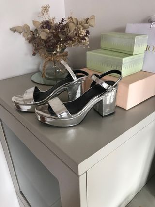 Sandalias plateadas Bershka de segunda mano por 12 EUR en Alcalá de Henares  en WALLAPOP