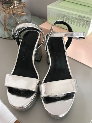 Sandalias plateadas Bershka de segunda mano por 12 EUR en Alcalá de Henares  en WALLAPOP