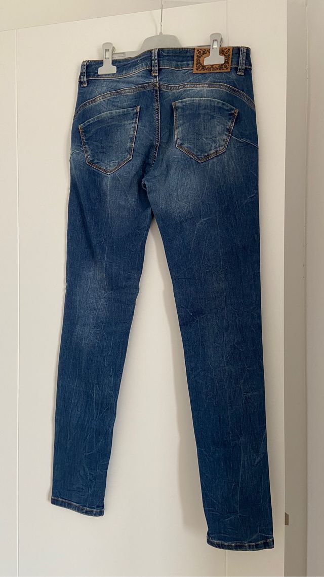 Pantalón vaquero. Talla 38. Bershka