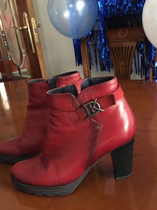 Botines rojos con tacón de piel de segunda mano por 30 EUR en Madrid en  WALLAPOP