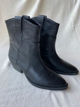 Botas cowboy Bershka de segunda mano por 20 EUR en Beasain en WALLAPOP