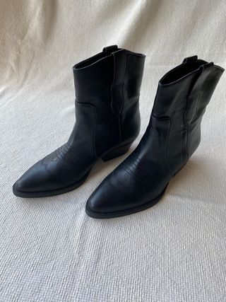 Botas cowboy Bershka de segunda mano por 20 EUR en Beasain en WALLAPOP