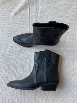 Botas cowboy Bershka de segunda mano por 20 EUR en Beasain en WALLAPOP