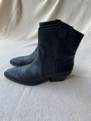 Botas cowboy Bershka de segunda mano por 20 EUR en Beasain en WALLAPOP