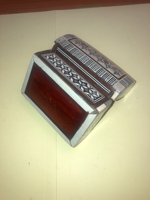 Caja - Cofre pequeño. Repujada / decorada