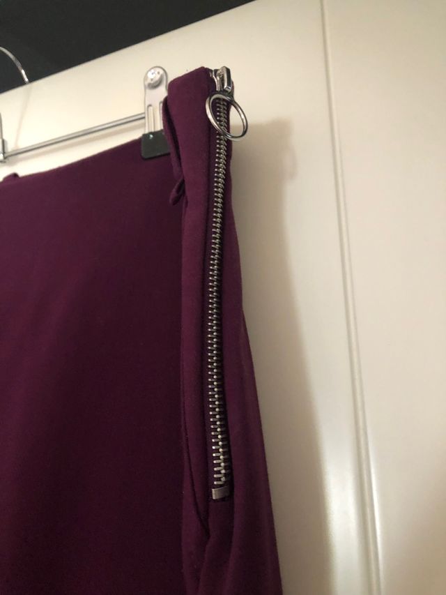 pantalón ancho color tinto Sfera.