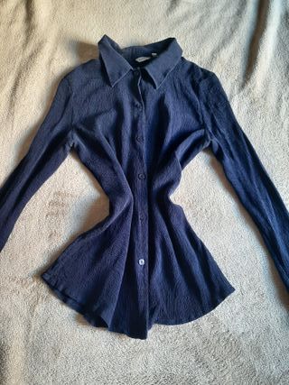 BLUSA AZUL MARINO MANGO de segunda mano por 16 EUR en Barcelona en WALLAPOP