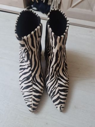 Botines estampado cebra Mango de segunda mano por 25 EUR en Rubarcena en  WALLAPOP