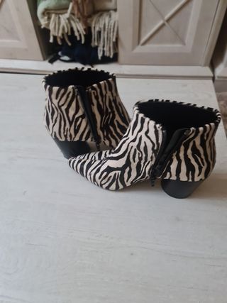Botines estampado cebra Mango de segunda mano por 25 EUR en Rubarcena en  WALLAPOP