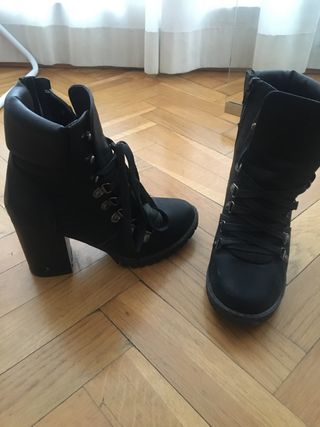 Botines negros tacón militares de segunda mano por 25 EUR en Madrid en  WALLAPOP
