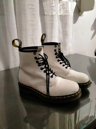 Dr Martens blancas mujer de segunda mano por 75 EUR en Mataró en WALLAPOP