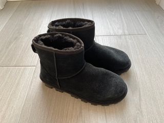 Botas negras bajas efecto plástico UGG – it.closet