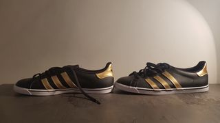 Deportivas adidas negras y doradas de segunda mano por 35 EUR en Madrid en  WALLAPOP