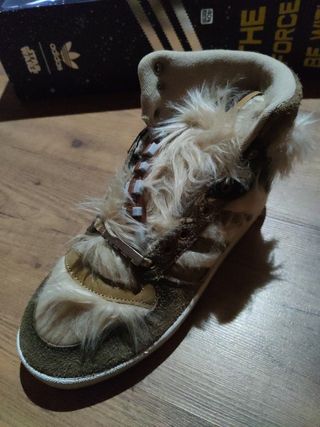 Zapatillas Adidas Star Wars Chewbacca de segunda mano por 100 EUR en San  Martin de Toranzo en WALLAPOP