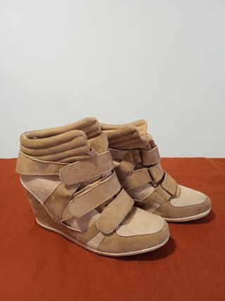BOTINES TACO DE CUÑA ALTO # 38 - BEIGE\\/CAMEL de segunda mano por 10 EUR en  Gandía en WALLAPOP