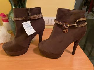 Botines marrones tacón 39 de segunda mano por 15 EUR en Barcelona en  WALLAPOP